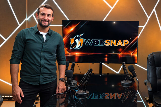 Estúdio de Podcast com Logo WEBSNAP copiar